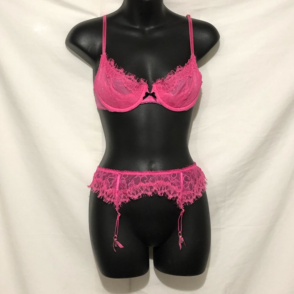 Victoria's Secret Very Sexy Lace Bra W Garter Belt